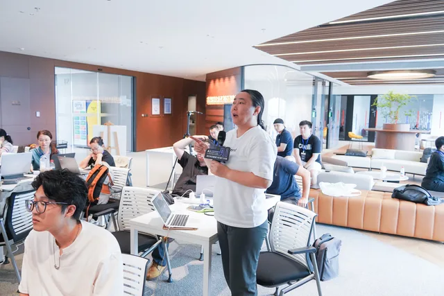 AI Builder Camp 學員手持麥克風分享課堂問題