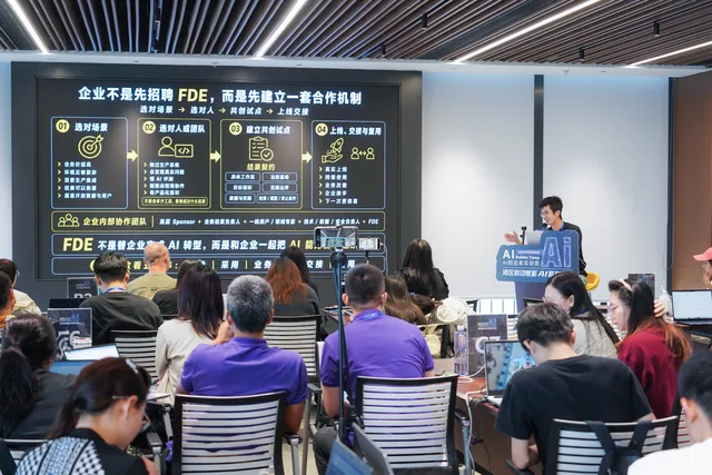 AI Builder Camp 導師向學員講解企業協作流程