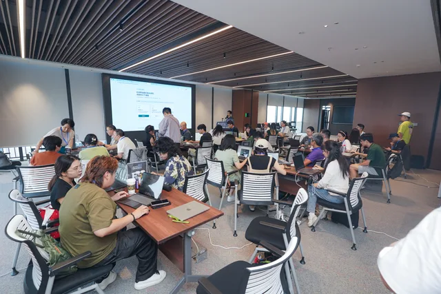 AI Builder Camp 學員分組使用手提電腦進行實作
